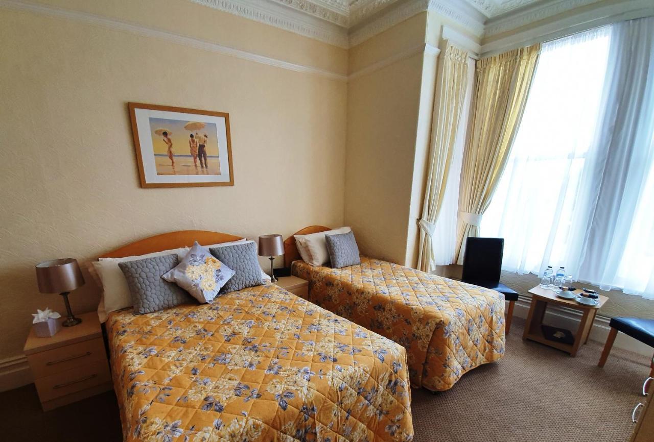 Cleve Court Hotel Paignton Room photo