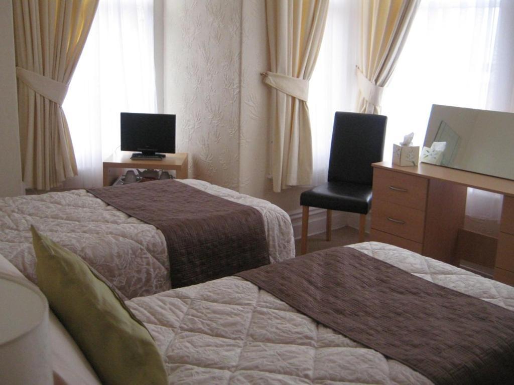 Cleve Court Hotel Paignton Room photo