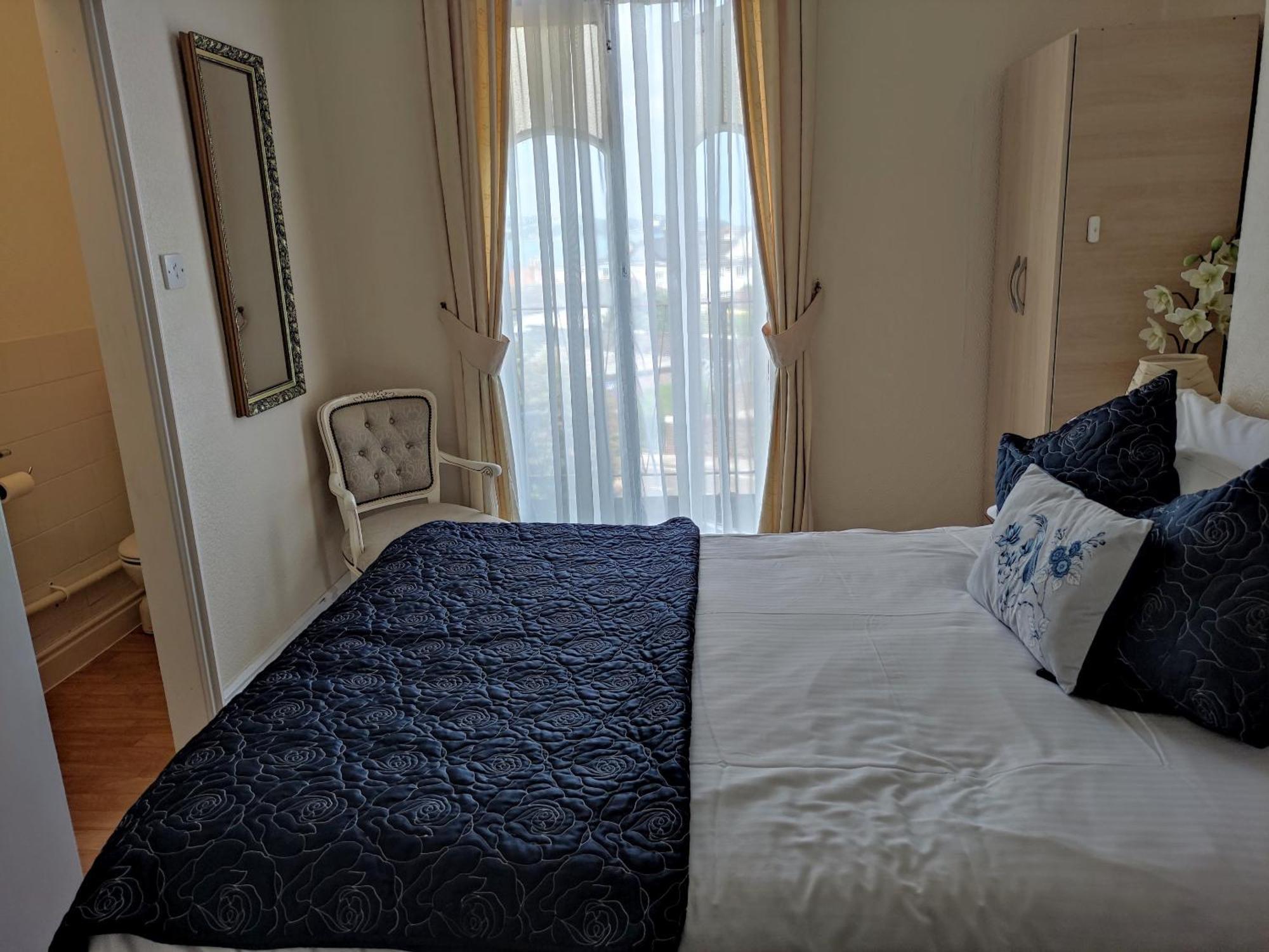 Cleve Court Hotel Paignton Room photo